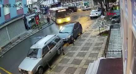&Uuml;mraniye'de İETT otob&uuml;s&uuml; park halindeki otomobillere &ccedil;arptı; kaza kamerada