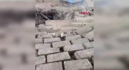 Van'da ahır &ccedil;&ouml;kt&uuml;; 20 k&uuml;&ccedil;&uuml;kbaş &ouml;ld&uuml;