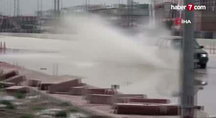 Yağmurlu yolda gizli tehlike: Su birikintisine dalan otomobil takla attı