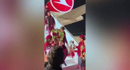 24 yıllık hasreti bitiren ''Bizim &Ccedil;ocuklar'' &ccedil;i&ccedil;eklerle karşılandı