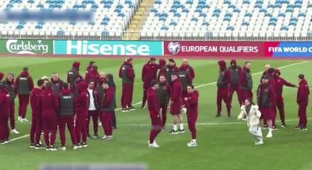 A milli takımın kampında Arda G&uuml;ler ile y&uuml;r&uuml;yen k&uuml;&ccedil;&uuml;k kızın kim olduğu ortaya &ccedil;ıktı