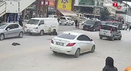 Ankara'da yolun karşısına ge&ccedil;meye &ccedil;alıştığı sırada otomobil &ccedil;arpan &ccedil;ocuk ağır yaralandı