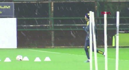 Derbi &ouml;ncesi Kadık&ouml;y&rsquo;de gerilim: Fenerbah&ccedil;e 10 oyuncuda alarmda