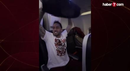 Hakan &Ccedil;alhanoğlu'ndan 'Bir oluruz yolunda' performansı