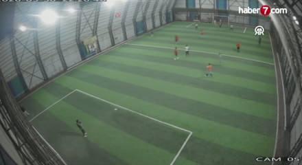 Halı sahada fenalaşan kişinin yaşamını yitirdiği olayın g&ouml;r&uuml;nt&uuml;leri ortaya &ccedil;ıktı