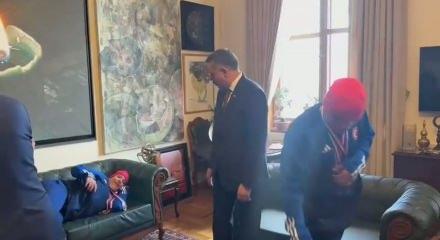 İ&ccedil;işleri Bakanı &Ccedil;ift&ccedil;i, şampiyon otizmli ikiz kayak&ccedil;ıları makamında kabul etti