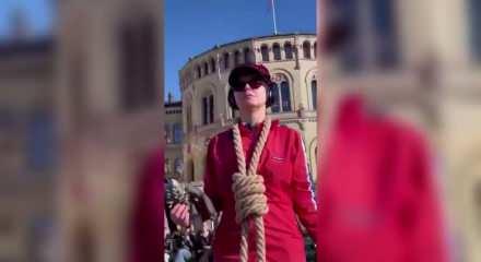 İsrail'in idam kararına urganlı tepki! Parlamento binasının &ouml;n&uuml;nde boynuna ge&ccedil;irdi