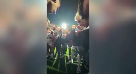 Kaptan t&uuml;m takımı orta sahaya topladı! Hakan &Ccedil;alhanoğlu'ndan tarihi konuşma