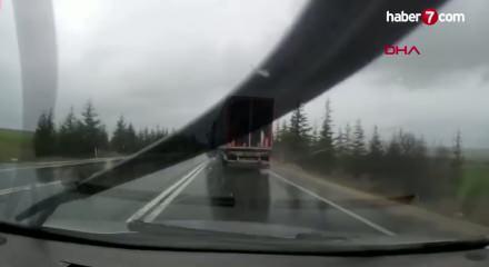 Kaygan yolda savrulan TIR dehşet sa&ccedil;tı! 1 &ouml;l&uuml;, 2 yaralı