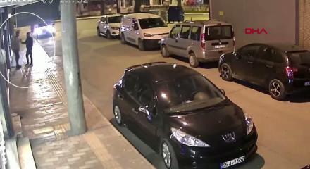 Kendisini darbeden kişiyi tabancayla vurdu dehşete d&uuml;ş&uuml;ren anlar kamerada