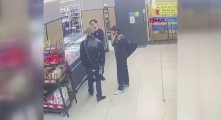 K&uuml;&ccedil;&uuml;k&ccedil;ekmece&rsquo;de kendilerinden ş&uuml;phelenen market &ccedil;alışanına yumruk atıp ka&ccedil;tılar 