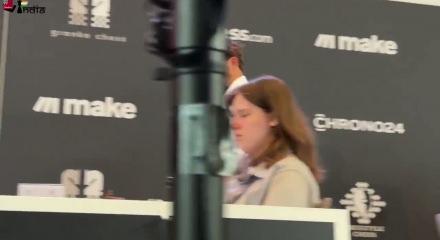 Magnus Carlsen rakibiyle &ouml;nce selfie &ccedil;ektirdi sonra şikayet etti