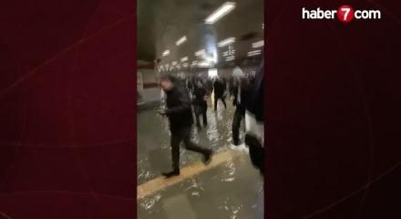 Mecidiyek&ouml;y metro alt ge&ccedil;idini su bastı, g&ouml;revliler suyu kovalarla tahliye etmeye &ccedil;alıştı