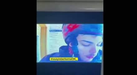 Siparişi &ouml;nce yaladı, sonra teslim etti! M&uuml;şteri kurye skandalını g&ouml;r&uuml;nt&uuml;l&uuml; diafondan izledi