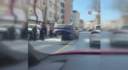 Otomobil park halindeki araca &ccedil;arpıp takla attı