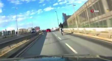 Pendik'te trafikte akrobatik hareket yapan motosikletli maganda cezadan ka&ccedil;amadı
