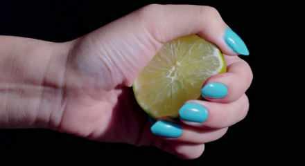 Restoranda bir  dilim limon i&ccedil;in 25 lira &uuml;cret m&uuml;şteriyi isyan ettirdi