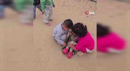  Sokakta saklamba&ccedil; oynamaları gerekiyordu: Gazzeli &ccedil;ocukların y&uuml;rek burkan cenaze oyunu