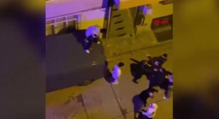 Sultangazi'de bir kişinin yaralandığı kavgadan kurtulmak i&ccedil;in minib&uuml;s&uuml;n &uuml;zerine &ccedil;ıktı