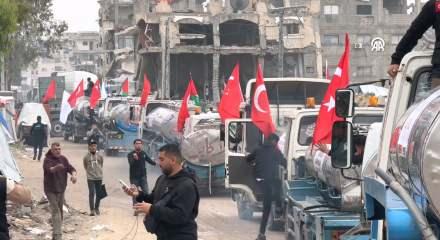 T&uuml;rkiye 150 tırlık i&ccedil;me suyu projesi ile sahada... Gazze'ye b&ouml;yle girdiler