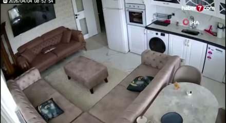 Van&rsquo;daki 5.2 b&uuml;y&uuml;kl&uuml;ğ&uuml;nde deprem anı kamerada