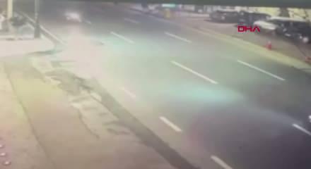 Yol kontrol&uuml; yapmayan s&uuml;r&uuml;c&uuml; motosikletli gencin &ouml;l&uuml;m&uuml;ne neden oldu feci anlar kameraya yansıdı