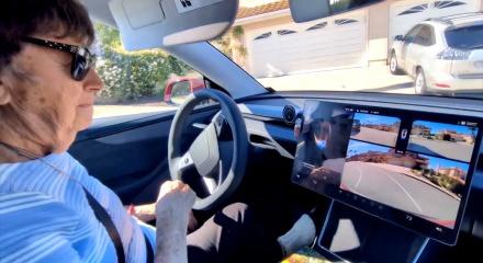 ABD'de 93 yaşındaki kadın otopilot ile seyahat etmek i&ccedil;in Tesla aldı