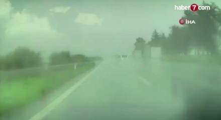 Adana gişelerinde bariyerlere &ccedil;arpan panelvan takla attı