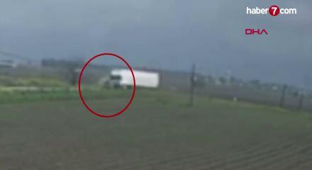 Adana'da feci kaza: Tır ile &ccedil;arpışan otomobilin gen&ccedil; s&uuml;r&uuml;c&uuml;s&uuml; hayatını kaybetti