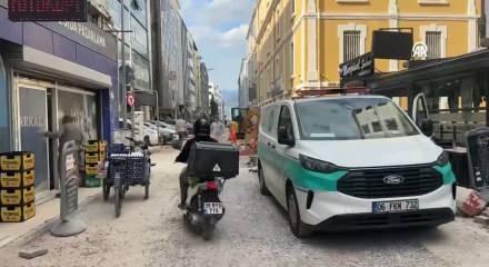 Alsancak&rsquo;ta bitmeyen altyapı &ccedil;alışmaları esnafı isyan ettirdi