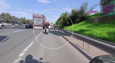 Ataşehir'de motosiklet &uuml;zerinde kadına şiddet! Gen&ccedil;lerin &ouml;l&uuml;mden d&ouml;nd&uuml;kleri anlar kameraya yansıdı