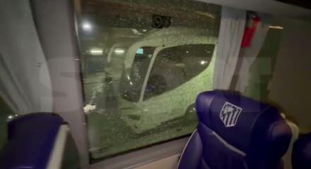 Atletico Madrid otob&uuml;s&uuml;ne taşlı saldırı