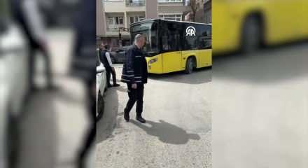 Avcılar'da hatalı park eden ara&ccedil; trafiği fel&ccedil; etti