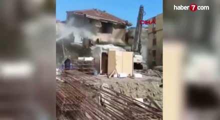 Avcılar'da kentsel d&ouml;n&uuml;ş&uuml;mdeki bina tek darbeyle saniyeler i&ccedil;inde yerle bir oldu