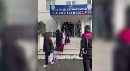 Ayvalık'ta 37 ka&ccedil;ak g&ouml;&ccedil;men ve 6 organizat&ouml;r yakalandı