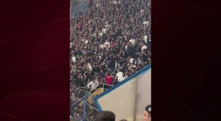 Beşiktaşlı taraftarlar derbide birbirlerine girdi!