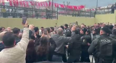 Bursa&rsquo;da CHP'lilerin se&ccedil;im provokasyonu! Camları kırarak belediyeye girdiler...