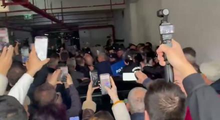 Bursa&rsquo;da se&ccedil;im &ouml;ncesi provokasyon: CHP&rsquo;liler camları kırarak belediyeye girdi