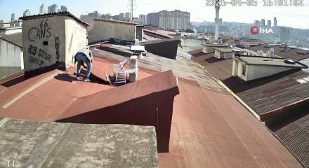 Esenyurt'ta &ccedil;atıya &ccedil;ıkarak hırsızlık yapan ş&uuml;pheliler mahalle sakinlerini şaşkına &ccedil;evirdi