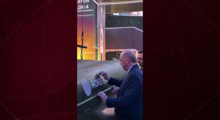 Cumhurbaşkanı Erdoğan, TAYFUN BLOK-4 hipersonik balistik f&uuml;zesine imzasını attı