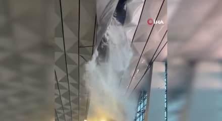 Endonezya'da şiddetli yağış havalimanının &ccedil;atısını &ccedil;&ouml;kertti