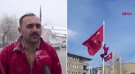 R&uuml;zgarda dolanan bayrağı d&uuml;zeltmek i&ccedil;in 15 metrelik direğe tırmanan &ccedil;alışan g&ouml;n&uuml;llerl fethetti