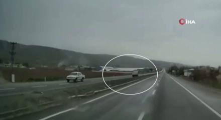 Eskişehir'de ters y&ouml;nde ilerleyen kamyonet kazaya davetiye &ccedil;ıkardı