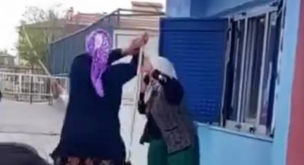 Iğdır'da okul bah&ccedil;esinde sopalı kavga: 2 kadın birbirine saldırdı