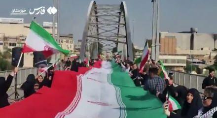 İran halkı n&ouml;bette: K&ouml;pr&uuml; ve santrallerde insan zinciri