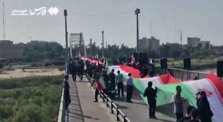 İran halkı n&ouml;bette: K&ouml;pr&uuml; ve santrallerde insan zinciri