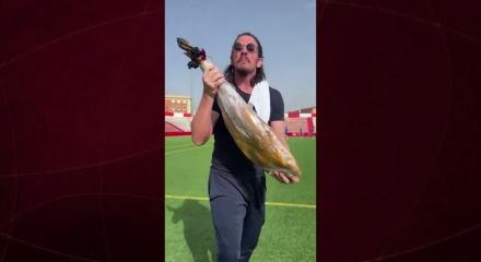 İspanya'da infial yaratan g&ouml;r&uuml;nt&uuml;ler!  Kul&uuml;p başkanı M&uuml;sl&uuml;man oyuncuları domuz etiyle kovaladı