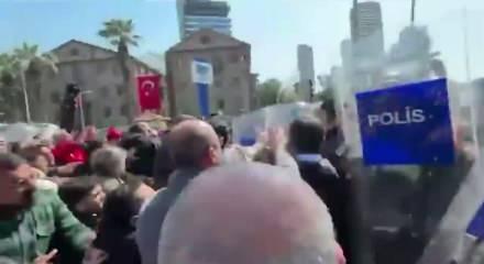 İzmir&rsquo;de tahliye provokasyonu: CHP&rsquo;lilerden polise k&uuml;f&uuml;r ve saldırı