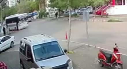 Kapısı a&ccedil;ık unutulan otob&uuml;sten yaşlı adam d&uuml;şt&uuml;! Korkun&ccedil; anlar g&uuml;venlik kamerasına yansıdı