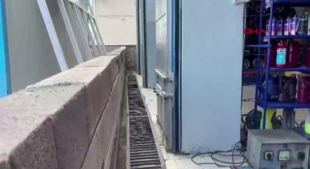 Komşusuna sinirlendi d&uuml;kkanının &ouml;n&uuml;nde duvar &ouml;rd&uuml;, mağdur esnaf duruma isyan etti...